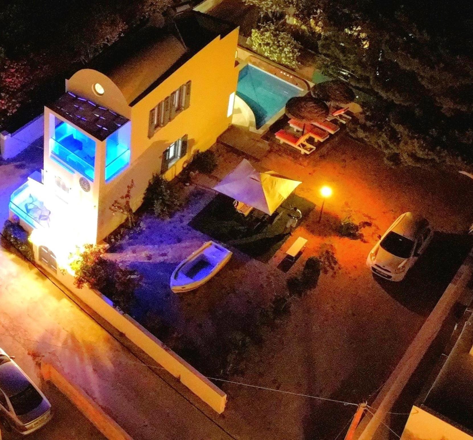 Located By The Sea One Beachfront Private Captain Lazaros Pool Villa With Loft In 750Sqm Spacious Private Plot-Jacuzzi-Sunrelax-Furnished Terace-Gazebo-Private Parking,Sleep 3 Adults And 2 Children, Just Steps From The Black Beach-Seaview Периса Екстериор снимка