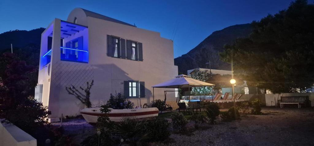 Located By The Sea One Beachfront Private Captain Lazaros Pool Villa With Loft In 750Sqm Spacious Private Plot-Jacuzzi-Sunrelax-Furnished Terace-Gazebo-Private Parking,Sleep 3 Adults And 2 Children, Just Steps From The Black Beach-Seaview Периса Екстериор снимка