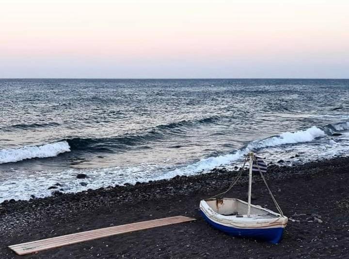 Located By The Sea One Beachfront Private Captain Lazaros Pool Villa With Loft In 750Sqm Spacious Private Plot-Jacuzzi-Sunrelax-Furnished Terace-Gazebo-Private Parking,Sleep 3 Adults And 2 Children, Just Steps From The Black Beach-Seaview Периса Екстериор снимка